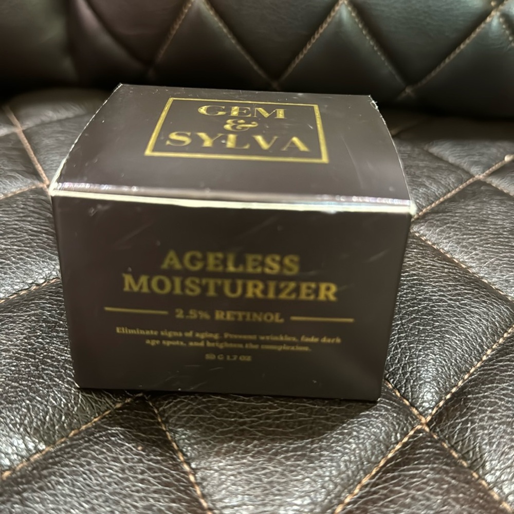 Ageless Moisture Lift is a daily mega-moisturizer that works to visibly reduce - Picture 2 of 2
